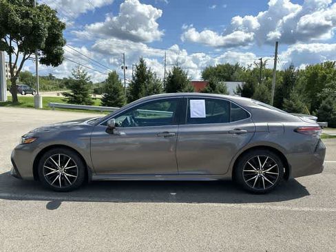 Used 2021 Toyota Camry SE FWD image 2