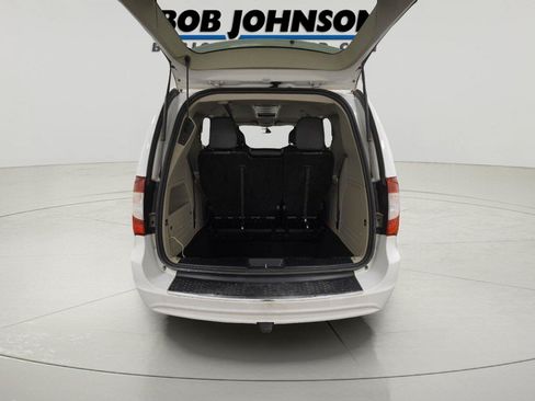 Used 2016 Chrysler Town & Country Touring FWD image 10