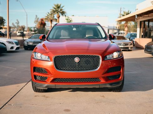 Used 2018 Jaguar F-PACE Premium image 2