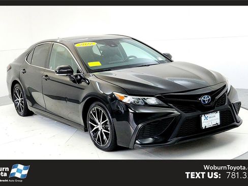 Used 2022 Toyota Camry SE image 1