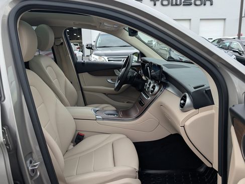 Used 2021 Mercedes-Benz GLC 300 4MATIC image 11