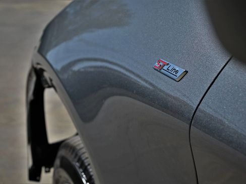 Used 2025 Ford Explorer ST-Line image 7