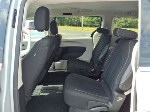 Used 2023 Chrysler Voyager LX FWD image 11