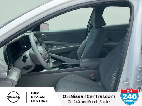 Used 2025 Hyundai Elantra Hybrid FWD image 17