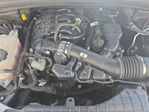 Used 2023 Jeep Grand Cherokee Limited image 37