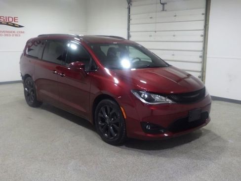 Used 2020 Chrysler Pacifica Touring-L w/ S Appearance Package FWD image 5