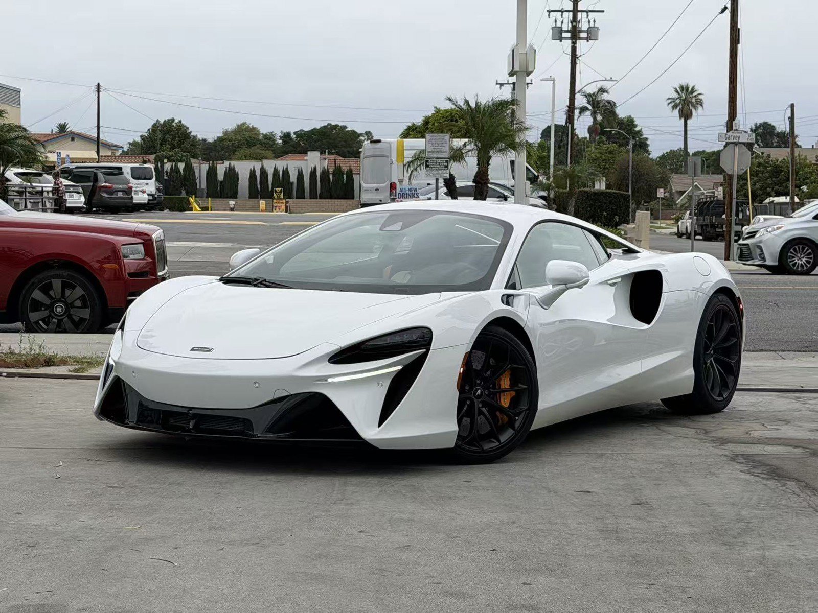 Used 2023 McLaren Artura RWD image 2