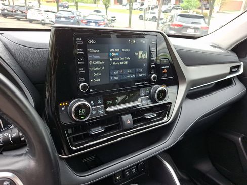 Used 2021 Toyota Highlander XLE AWD/4WD image 23