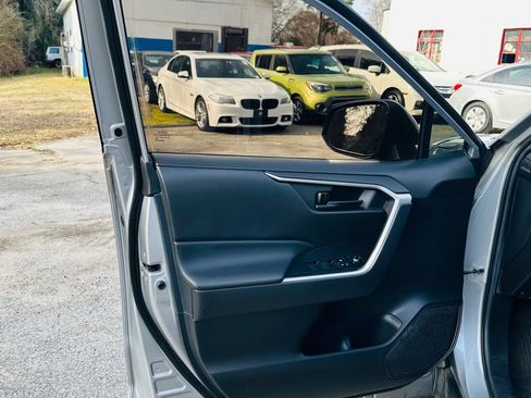 Used 2021 Toyota RAV4 LE image 10