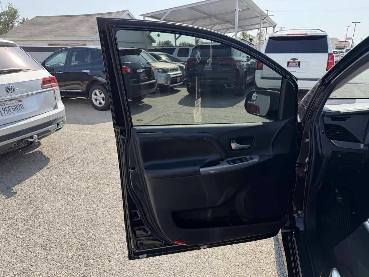 Used 2019 Toyota Sienna SE w/ Carpet Mat Package FWD image 6