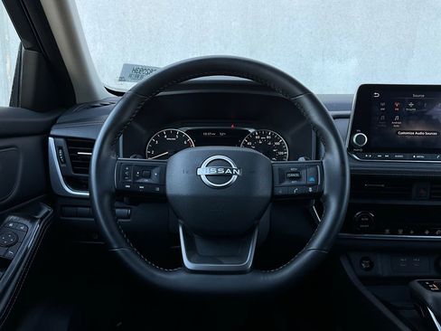 Used 2025 Nissan Rogue SV image 30