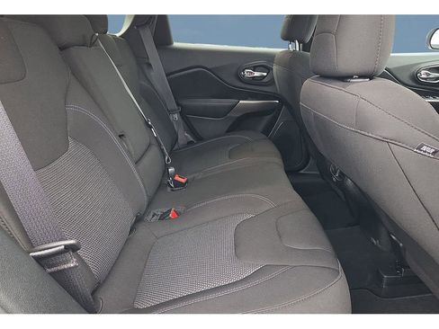 Used 2021 Jeep Cherokee Latitude image 18