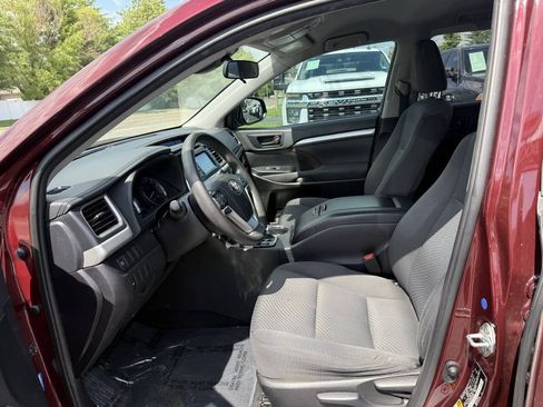 Used 2019 Toyota Highlander LE FWD image 15