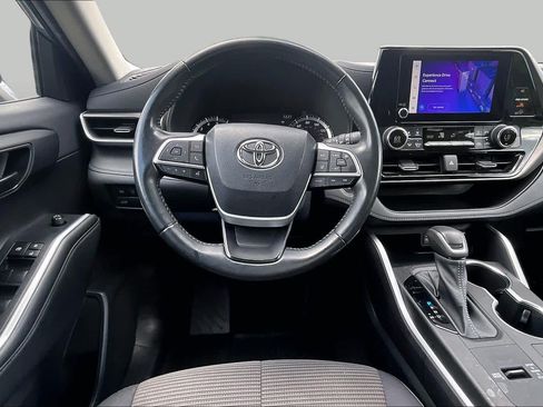 Used 2023 Toyota Highlander LE FWD image 6