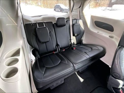 Used 2024 Chrysler Pacifica Touring-L FWD image 28
