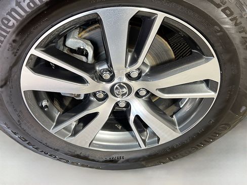 Used 2018 Toyota RAV4 XLE image 14