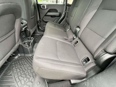 Used 2023 Jeep Gladiator Overland AWD/4WD image 10