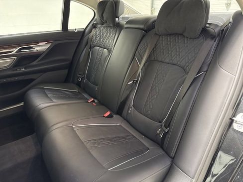 Used 2022 BMW 750i xDrive w/ Luxury Rear Seating Package image 31