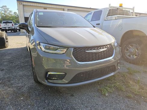 Used 2025 Chrysler Pacifica Select image 4