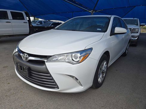 Used 2016 Toyota Camry LE image 1