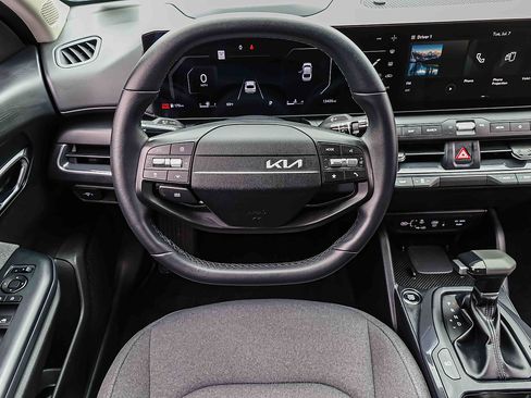 Certified 2025 Kia K4 EX FWD image 16