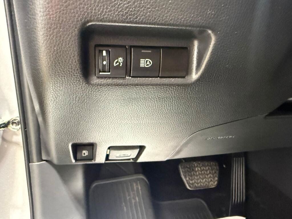 Used 2025 Toyota RAV4 XLE AWD/4WD image 25