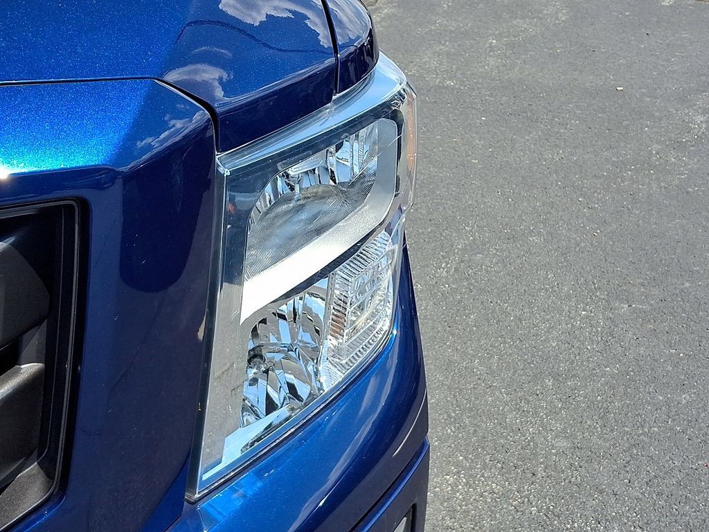 Used 2024 Nissan Titan SV w/ SV Convenience Package RWD image 9