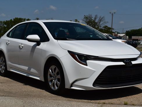 Used 2025 Toyota Corolla LE FWD image 3