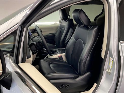 Used 2023 Chrysler Pacifica Touring-L image 17