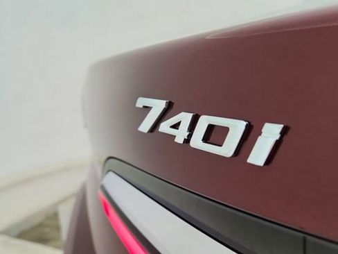 Used 2025 BMW 740i image 18