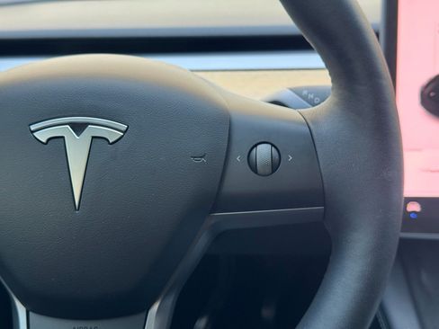 Used 2022 Tesla Model Y Long Range AWD/4WD image 19