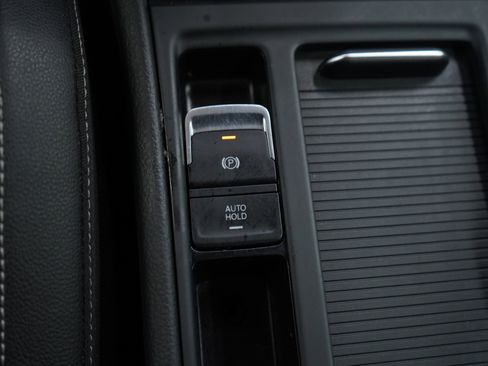 Used 2017 Volkswagen Golf R 4-Door image 24