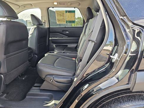 Used 2022 Nissan Pathfinder SL w/ SL Premium Package image 16