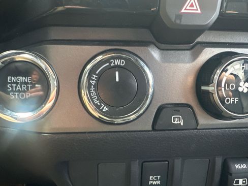 Used 2018 Toyota Tacoma TRD Off-Road AWD/4WD image 15