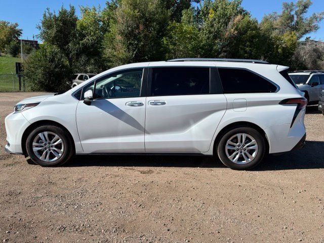 Used 2022 Toyota Sienna Limited AWD/4WD image 2