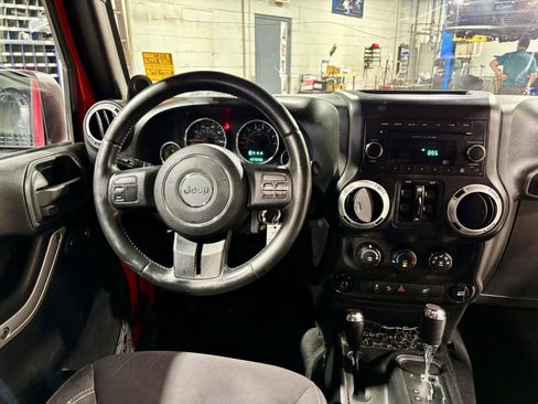 Used 2013 Jeep Wrangler Unlimited Sahara AWD/4WD image 3