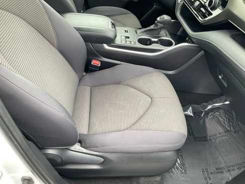 Used 2024 Toyota Highlander LE image 26