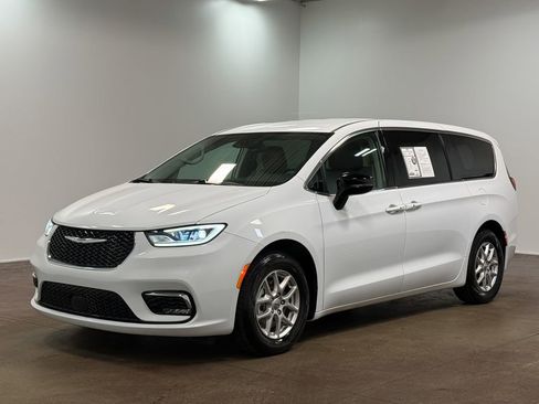 Used 2024 Chrysler Pacifica Touring-L image 7