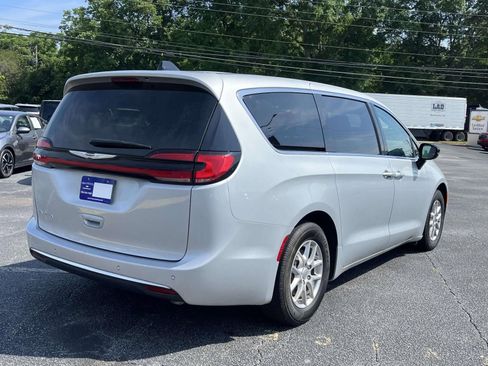 Used 2024 Chrysler Pacifica Touring-L FWD image 3