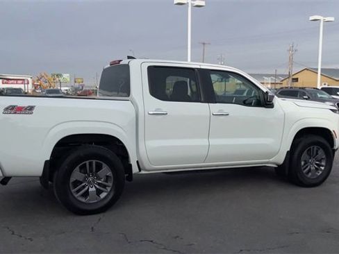 Used 2025 Nissan Frontier SV image 2