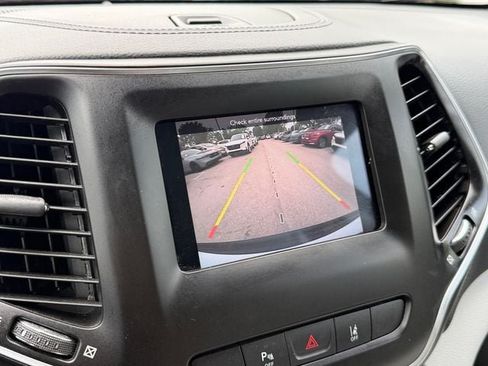 Used 2021 Jeep Cherokee Latitude Plus FWD image 25