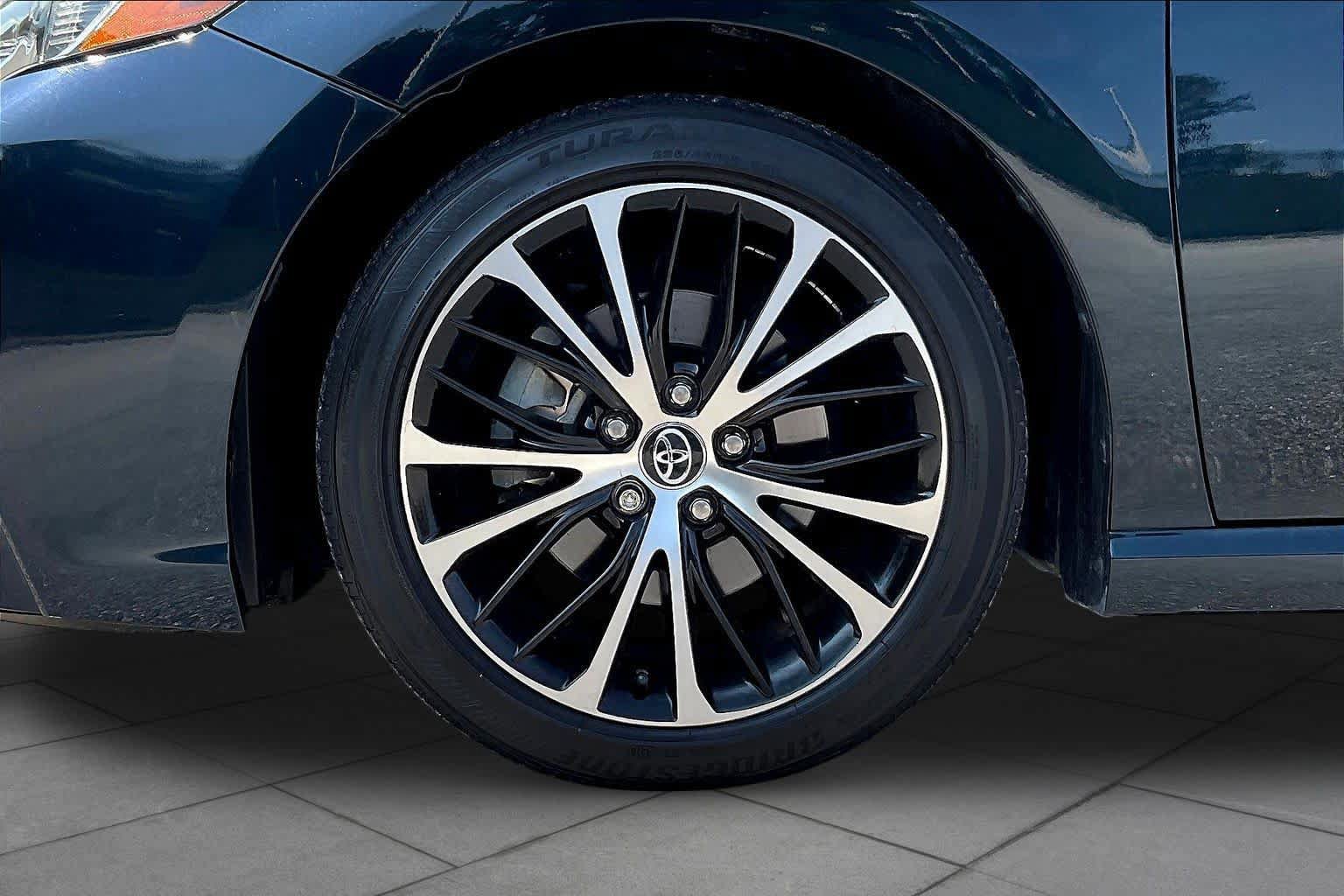 Used 2020 Toyota Camry SE FWD image 11