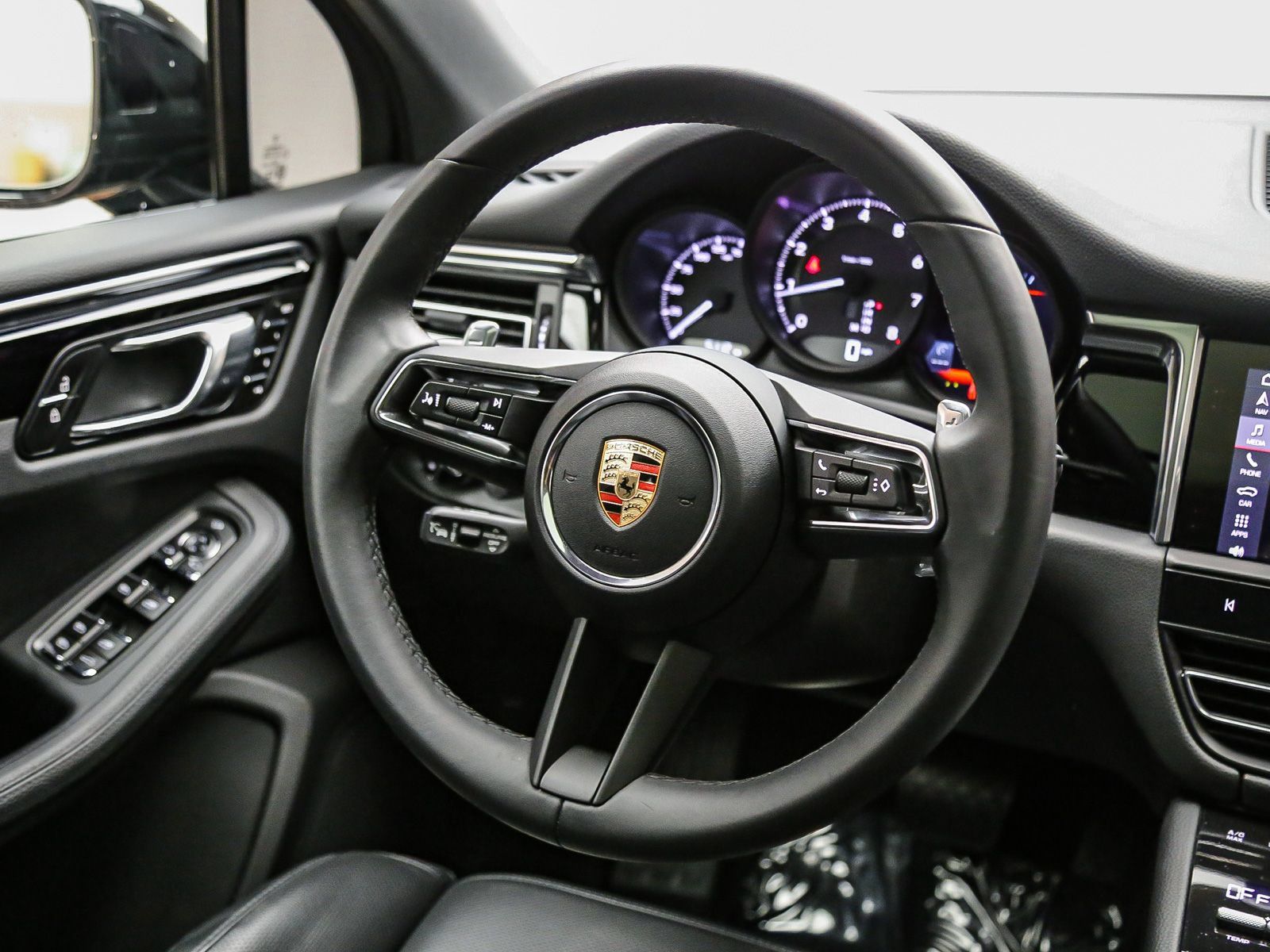 Certified 2025 Porsche Macan AWD/4WD image 18