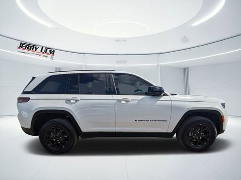 New 2025 Jeep Grand Cherokee Altitude image 2