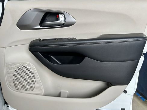 Used 2021 Chrysler Pacifica Touring-L image 25