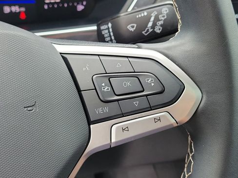 Used 2024 Volkswagen Tiguan SE w/ Panoramic Sunroof Package FWD image 30
