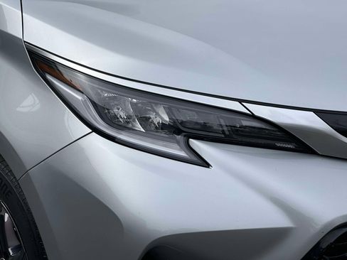 Used 2024 Toyota Sienna XSE w/ XSE Plus Package image 8