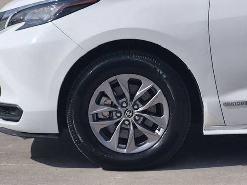 Used 2021 Toyota Sienna LE FWD image 29