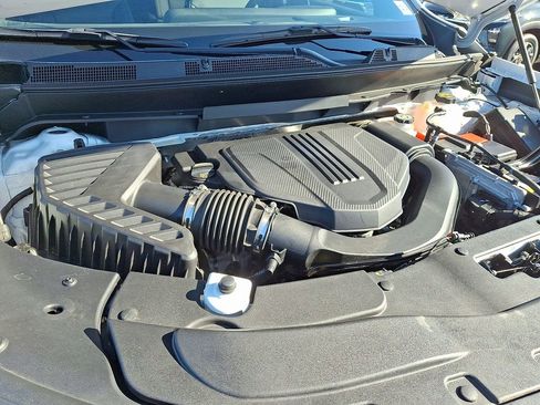 Certified 2025 Chevrolet Traverse LT image 30