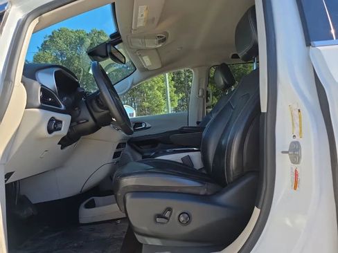 Used 2022 Chrysler Pacifica Touring-L image 13